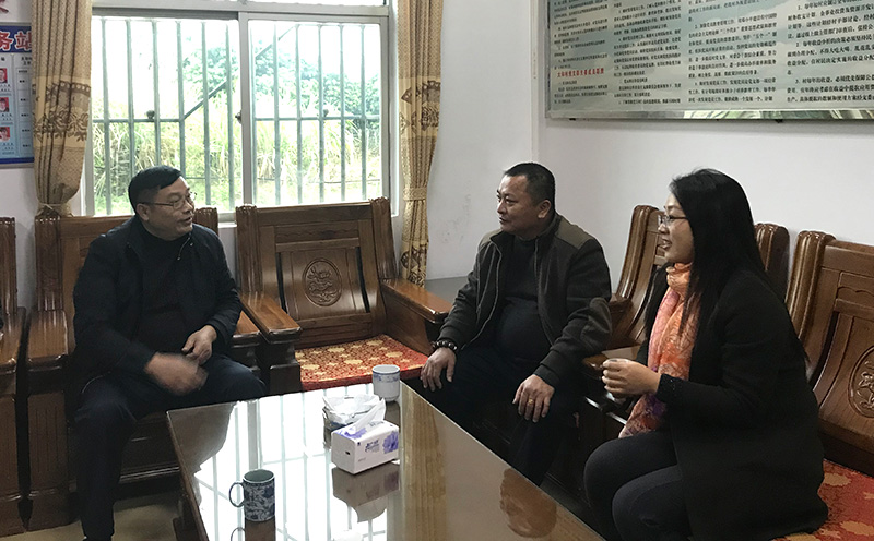 世界杯官网线上平台公司慰问组听取驻村第一书记和村两委班子对扶贫工作的意见与建议