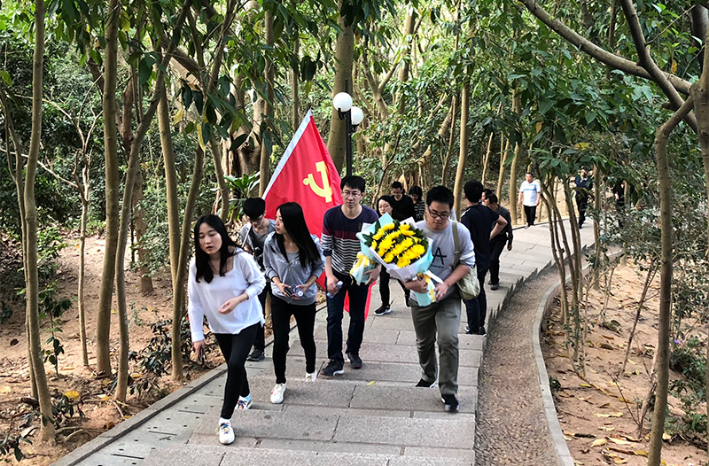 世界杯官网线上平台园区党委开展春日登山活动